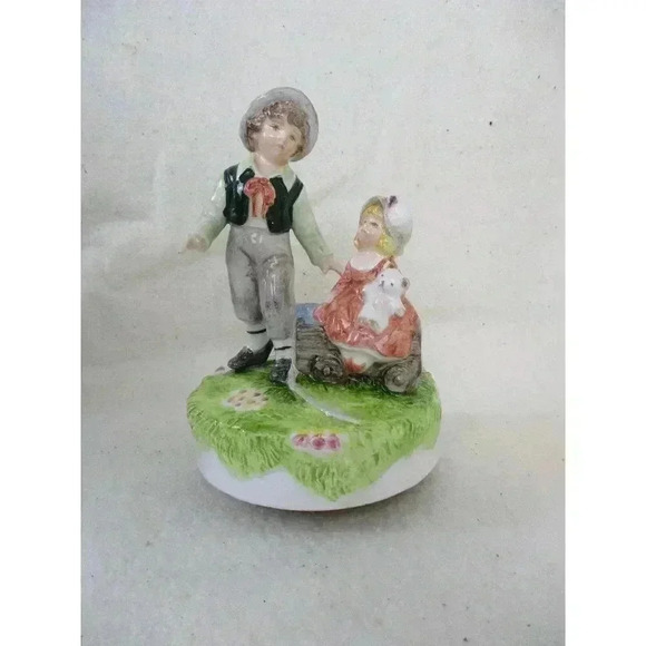 Schmid Y.‎ Yamada vintage music box, revolving Girl with boy Hand painted - Picture 1 of 7